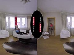 Sora vitregă slabă cu sâni mici lingă și face sex în VR