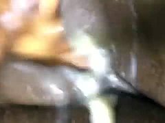 En kåt fyr onanerer i en våd og vild video