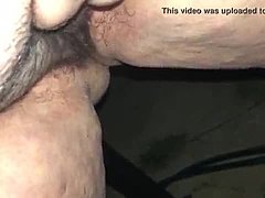O femeie albă frumoasă se lasă pătrunsă de masturbare şi joacă cu clitorisul