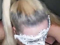 Video, jossa blondi Leicesterin lutka antaa minulle syvän kurkun suihin