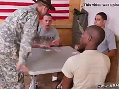 समलैंगिक काले सैन्य पुरुष इस एकल समलैंगिक वीडियो में शरारती हो जाते हैं