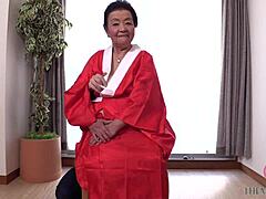 Japansk bedstemor Yuko Ogasawara viser sine massageteknikker og bryster frem