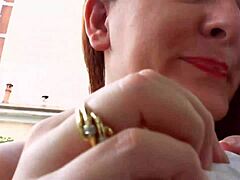निकोलेटा इस हॉट MILF वीडियो में इयररिंग्स पर कोशिश करती है और उंगलियों से चुदाई करती है।
