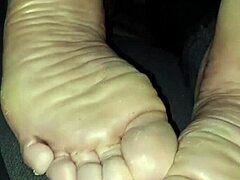 बड़ी गांड और झुर्रीदार तलवों वाली परिपक्व MILF