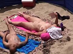 成熟的女人在海滩上享受阳光和彼此的陪伴