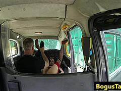 Amateur MILF laat haar strakke kutje oprekken door een taxichauffeur