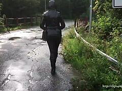 En läderklädd mamma i glänsande tröjor tar en promenad