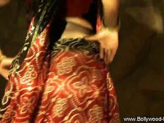 Zrela ženska se sleče do spodnjega perila v tem Bollywood videu