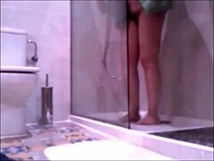 Mogna kvinnor i badrummet: En hemmagjord video