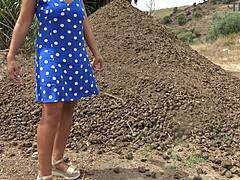 프랑스 시골에서 Horny한 계모가 야외에서 사정하는 영상