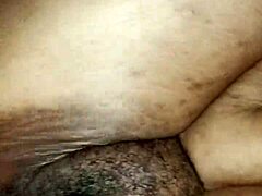 बड़े स्तन वाली एबोनी मम्मी को लंड और क्रीम से भर दिया जाता है।
