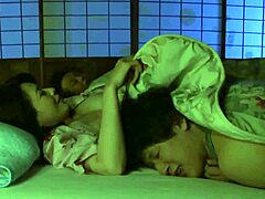 Japanilainen äiti antaa poikapuolensa suihinoton, kun hänen miehensä nukkuu