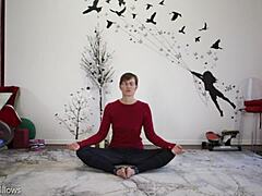 Mogen rysk mamma visar upp sin rumpa på yogalektionen