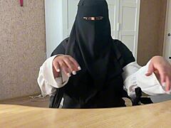 Wanita matang Arab memuaskan dirinya di webcam