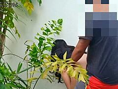 Een volwassen amateur wordt ondeugend met de vriend van haar vriendin in de achtertuin - een Filipijns schandaal