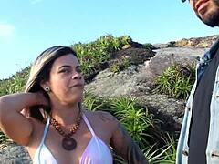Mogen kvinna njuter av offentligt sex på en strand