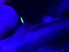 Ibu matang Monika Fox menyertai pesta seks di kelab malam untuk menari dan melakukan seks anal