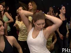Zrele ženske se divje zabavajo v tem hardcore striptizu in seks videu