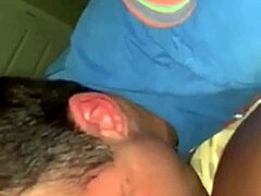 Video buatan sendiri adik tiri saya memberi saya blowjob dan pancutan di muka saya