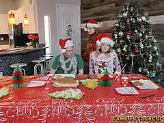 Perhepuolen villit jouluseksijuhlat alusvaatteilla ja sukkahousuilla