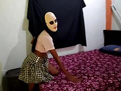 Une mère mature avec un corps chaud se déshabille et taquine dans sa chambre pour Halloween