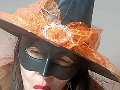 Moden kvinne kler seg ut som Halloween-heks og tilfredsstiller seg selv for meg