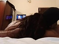 भारतीय कॉलेज प्रेमियों के साथ जंगली सेक्स एक होटल के कमरे में