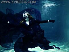 Arya Granders dans une performance séduisante sous l'eau dans une piscine