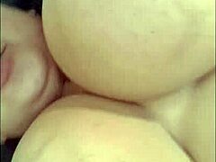 Tučná amatérka s veľkými prsiami strieka na svoju posteľ