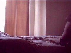 Mama și fiica se angajează în sex dimineața într-un videoclip de înaltă definiție