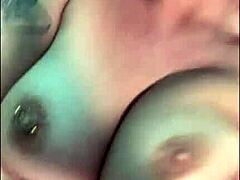 40 वर्षीय MILF POV सीन में हावी होती है