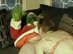 La milf big tits Danielle Roy scopa il Grinch in questo video kinky