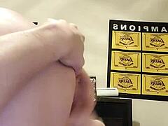 परिपक्व पत्नी अपने पति के चेहरे पर स्क्वर्ट करती हुई हॉट वीडियो में।