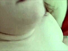 Bacuľatá manželka si užíva veľký penis v amatérskom videu