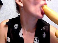 Deepthroat queen takes on a big cock in homemade video