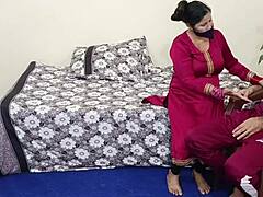 משרתת הודית מבוגרת נותנת בגרון עמוק לבוס שלה