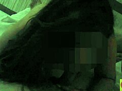 Petite amie amateur mature fait une fellation dans un clip vidéo coquin