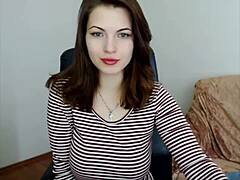Rosyjska nastolatka z dużymi piersiami masturbuje się na kamerce internetowej