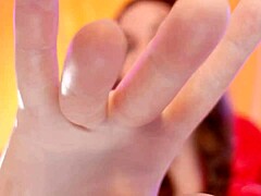 Арьяс играет с чувственными латексными перчатками в POV