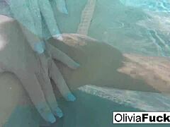 МИЛФ Оливиа се препушта соло подводној игри