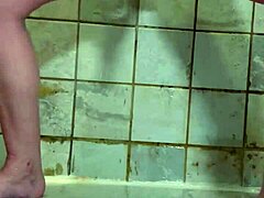 Piercinges milf feleség dupla dildókat használ egyedüli zuhanyozáshoz