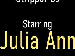 दो परिपक्व महिलाएं, जूलिया ऐन और जेसिका जेम्स, एक असाधारण स्ट्रिपटीज़ प्रदर्शन देती हैं।
