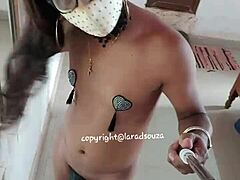 Lara DSouza, une séduisante femboy indienne, montre tout dans cette vidéo sensuelle