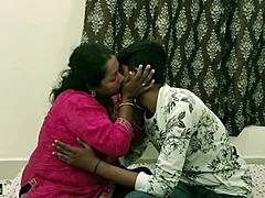 ربة منزل هندية ناضجة كاموالي بابي تستمتع بالجنس العنيف مع رئيسها الشاب في فيديو بالغ هندي