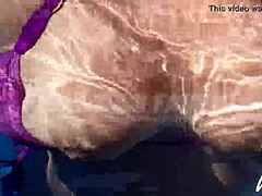 Филипинска милф с големи гърди се забавлява в басейна