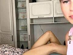 Svetlolasa ruska dama dobi depilirane dolge noge