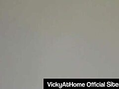 Sessão de sexo oral apaixonado de Vicky Vettes leva a uma gozada facial em seu amplo seio