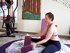 Aurora Willows mengajarkan yoga mama dan dominasi keuangan