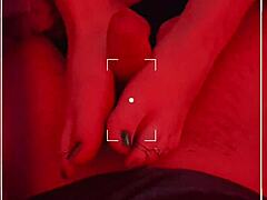 Zrelá milfka ukazuje svoj obrovský penis a veľkú zadnicu v červenom footjobe