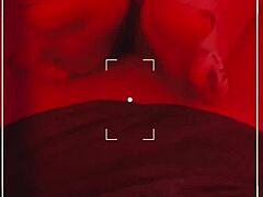 प्रौढ़ मिल्फ अपने मॉन्स्टर कॉक और बड़ी गांड को लाल लाइट फुटजॉब में दिखाती है।